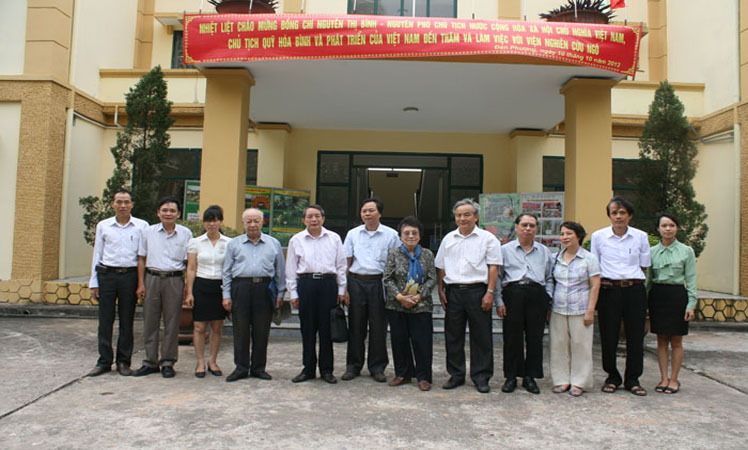 Nguyên Phó chủ tịch nước Nguyễn Thị Bình thăm Viện 2012