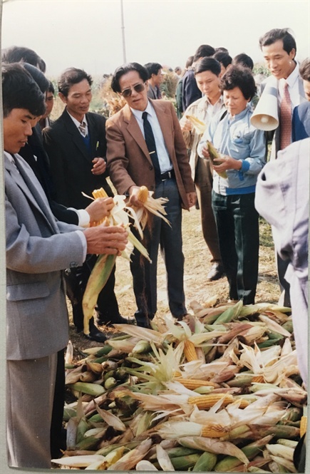 GS.TSKH Trần Hồng Uy trong lần đi thực tế