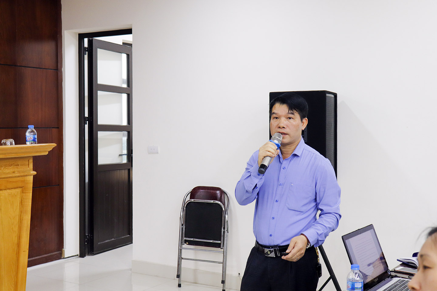Lê Văn Hải - Trưởng phòng KH&HTQT báo cáo đề dẫn trước hội nghị